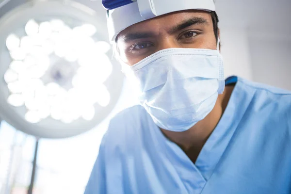 Мужчина-хирург в хирургической маске — стоковое фото