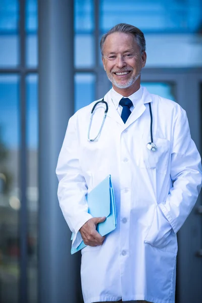 Male surgeon holding file — Stock Photo, Image