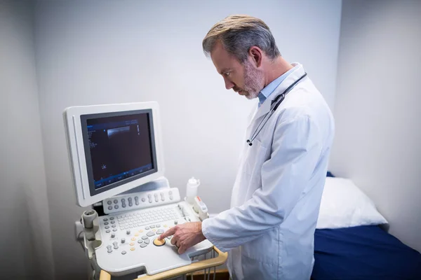 Médico usando a máquina de monitoramento do paciente — Fotografia de Stock