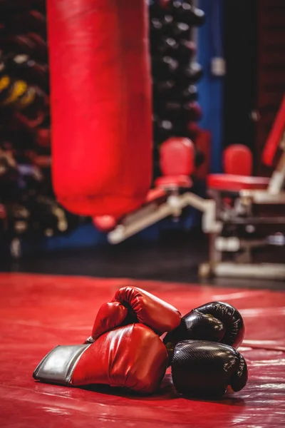 Paar schwarze und rote Boxhandschuhe — Stockfoto