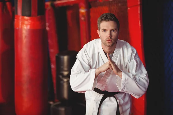 Karate-Spieler, der Karate-Haltung zeigt — Stockfoto