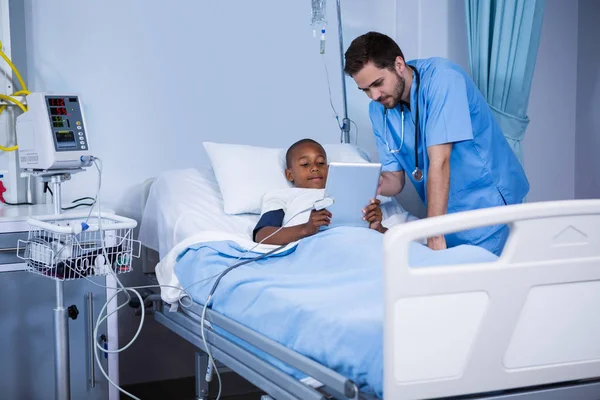 Pielęgniarz i pacjenta przy użyciu tabletu — Zdjęcie stockowe