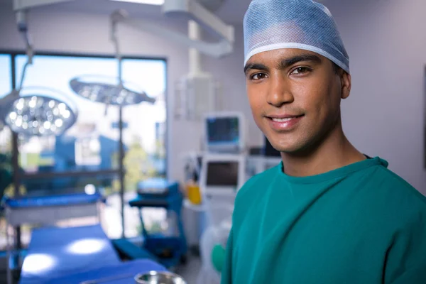 Cirujano masculino sonriendo en quirófano — Foto de Stock