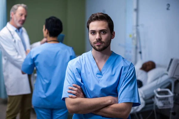 Portret pielęgniarz stojąc w oddziale — Zdjęcie stockowe