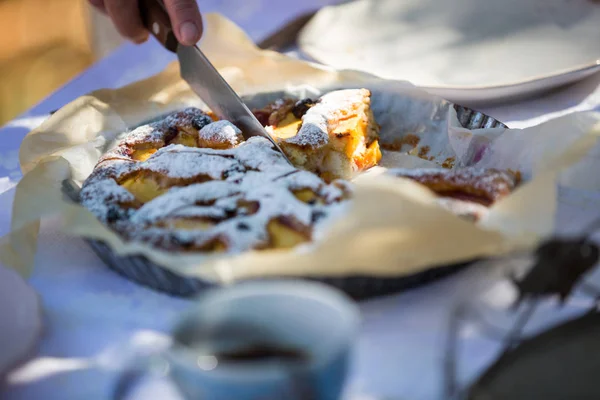 Senior kvinna som serverar frukost i trädgården — Stockfoto