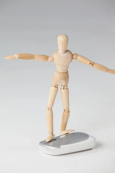 Trä figurin stående på en mus — Stockfoto