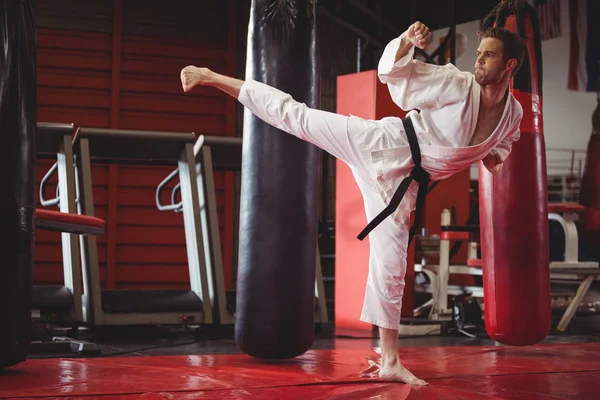 Karate spelare utför karate hållning — Stockfoto