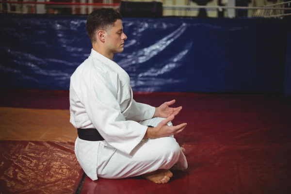 Karate player doing yoga — Stock Photo, Image