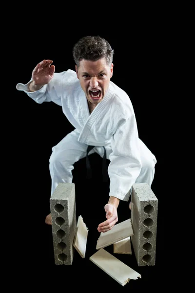 Karate játékos törés fából készült deszka — Stock Fotó