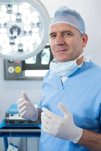 Chirurgien masculin en salle d'opération — Photo