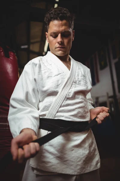Karate speler koppelverkoop zijn riem — Stockfoto