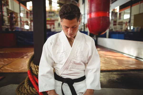 Seiza pozisyonda oturan karate oyuncu — Stok fotoğraf