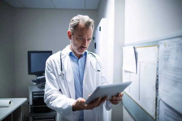 Doctor using digital tablet — Stock Photo, Image