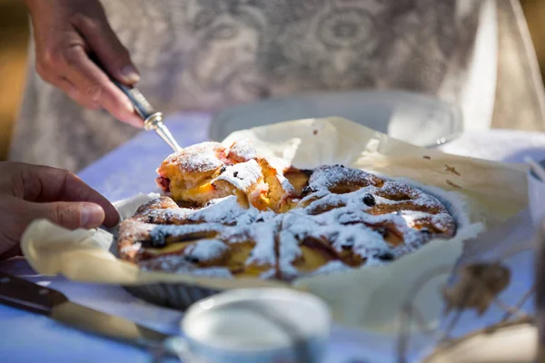 Senior kvinna som serverar frukost i trädgården — Stockfoto