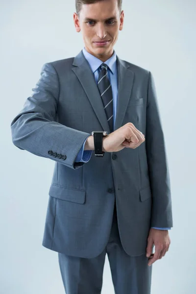 Geschäftsmann überprüft seine Smart Watch — Stockfoto