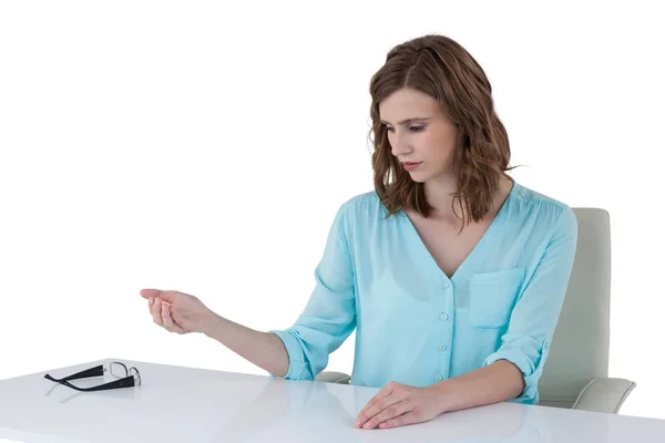 Businesswoman sitting at desk and using digital screen — Stock Photo, Image