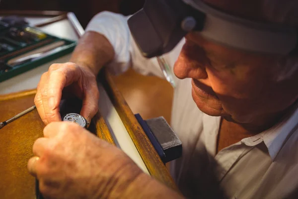 Horolog reparera en klocka — Stockfoto