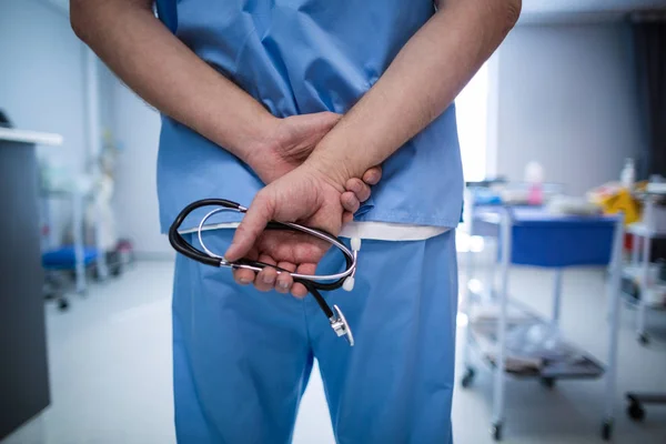Chirurg hospodářství stetoskop na nemocnici — Stock fotografie