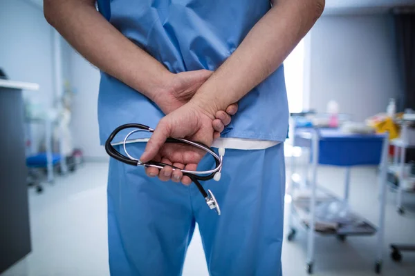 Cirurgião segurando estetoscópio no hospital — Fotografia de Stock