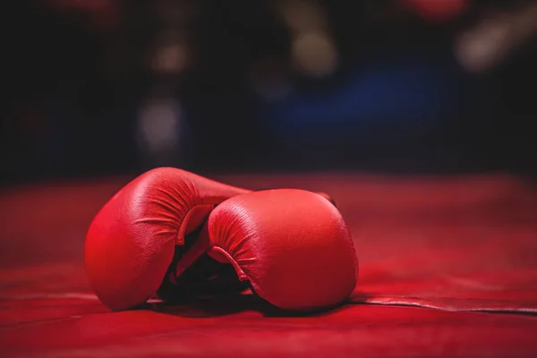 Пара красных боксерских перчаток — стоковое фото