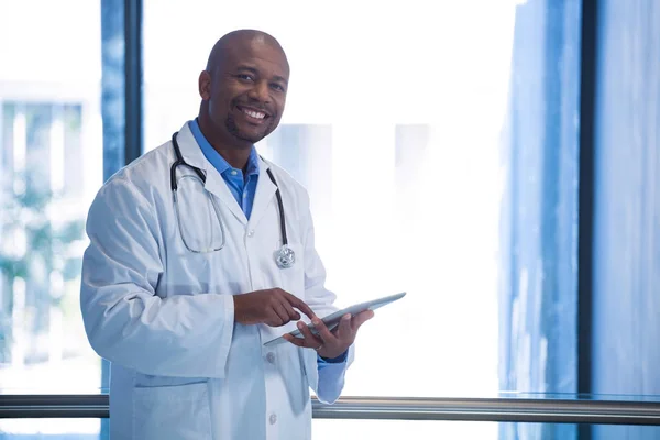 Erkek doktor koridorda dijital tablet kullanma — Stok fotoğraf