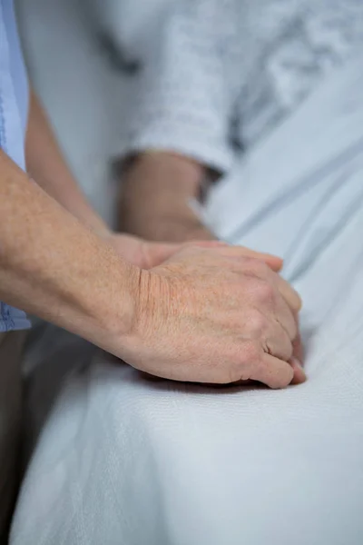 Doctor consoling a patient — Stock Photo, Image