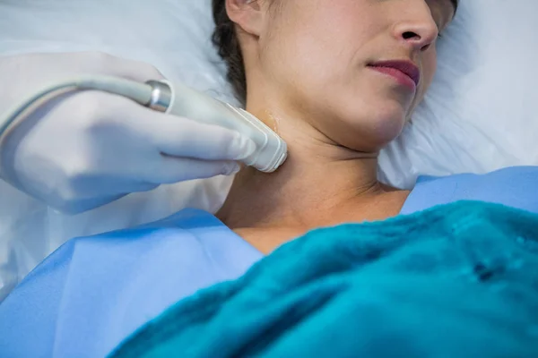 Artsen een doppler echografie uitvoeren op patiënt — Stockfoto