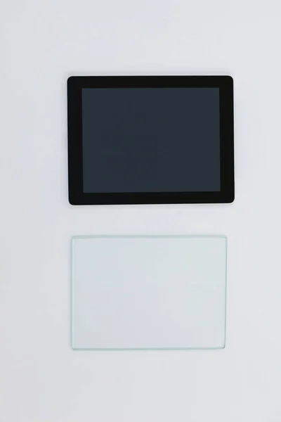 Digitales Tablet und Glasscheibe — Stockfoto