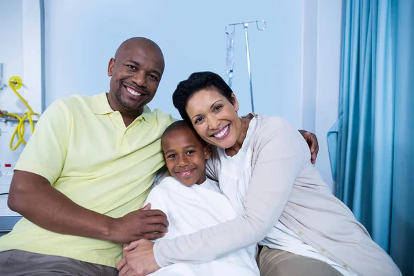 Retrato de padres sonrientes y paciente —  Fotos de Stock