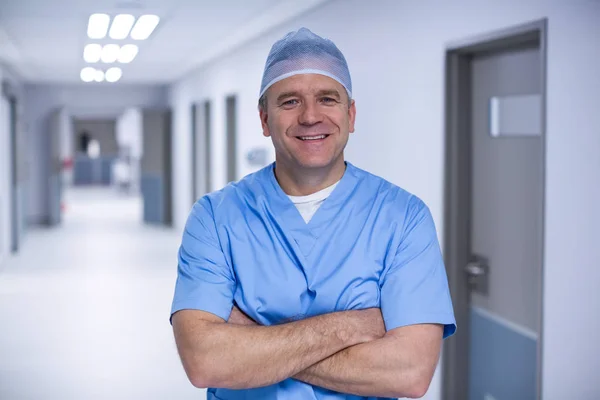 Chirurgo maschio in piedi con le braccia incrociate — Foto Stock
