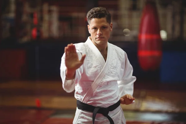 Karate speler presterende karate houding — Stockfoto