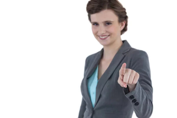 Affärskvinna med hjälp av digital skärm — Stockfoto