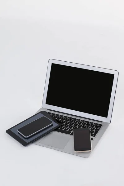Ordinateur portable, tablette numérique et téléphones mobiles — Photo
