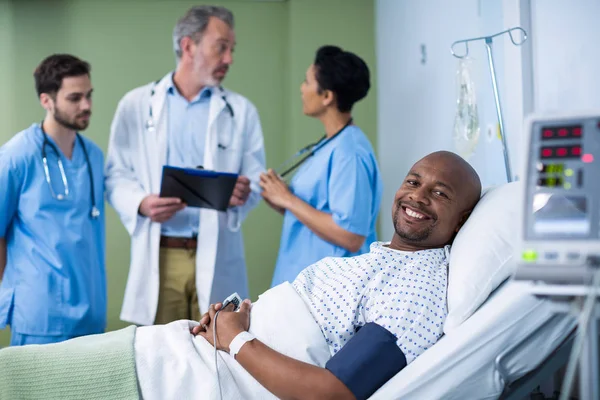 Portret van lachende patiënt in ward — Stockfoto