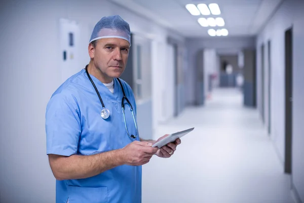 Manliga kirurg innehav digital tablett — Stockfoto