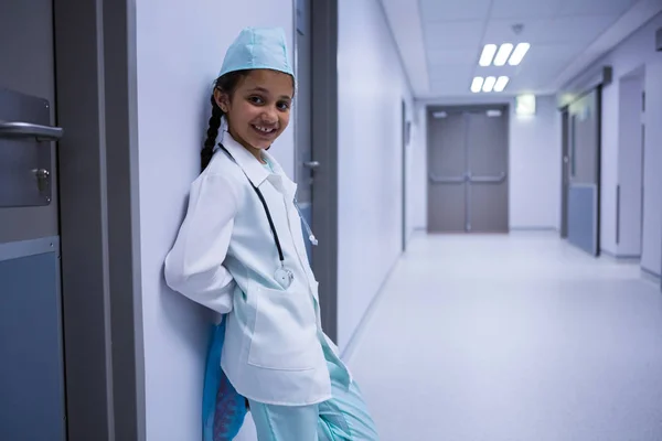 Lächelndes Mädchen, das vorgibt, Arzt zu sein — Stockfoto