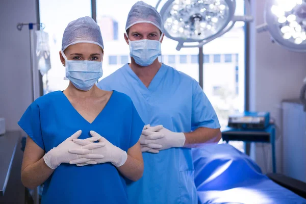 Mannelijke en vrouwelijke verpleegkundige chirurgisch masker te dragen — Stockfoto