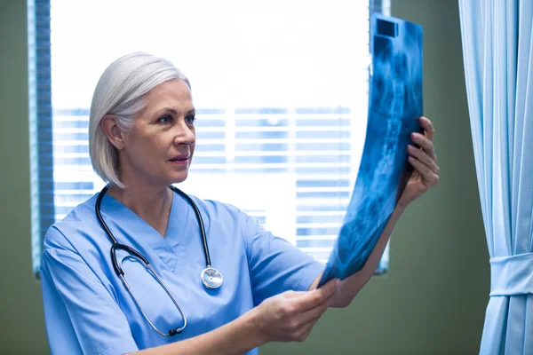 Zdravotní sestra zkoumání o x-ray — Stock fotografie
