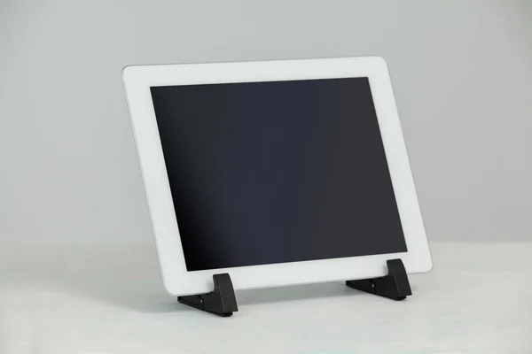 Digitale tablet in stand — Stockfoto