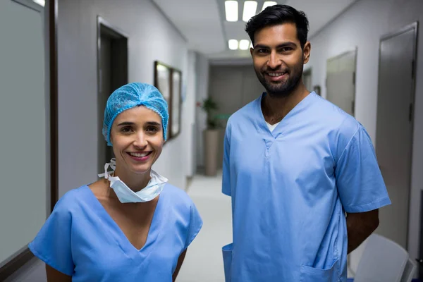 Lächelnde Chirurgen im Flur — Stockfoto