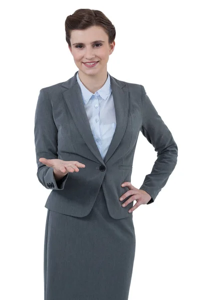 Geschäftsfrau gestikuliert vor weißem Hintergrund — Stockfoto