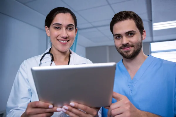 Médicos discutiendo sobre tableta digital —  Fotos de Stock