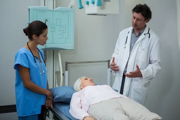 Médecins interagissant avec le patient — Photo