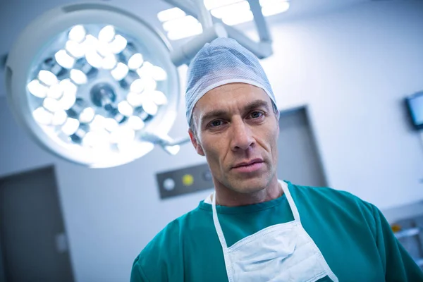 Surgeon in operation room — Stock Photo, Image