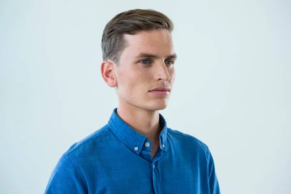 Close-up van de mens in blauw shirt — Stockfoto