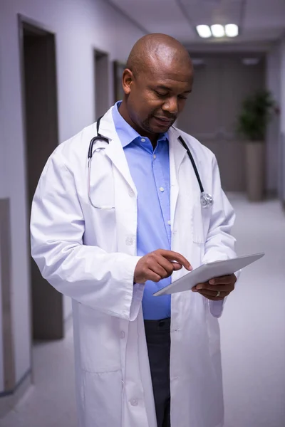 Male doctor standing with tablet — Stock Photo, Image