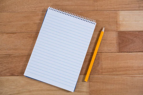 Close-up of notepad and pencil — Stock Photo, Image