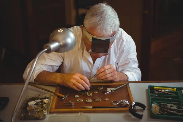 Horologista reparar um relógio — Fotografia de Stock