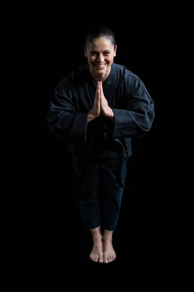 Perempuan pemain karate dalam pose doa — Stok Foto