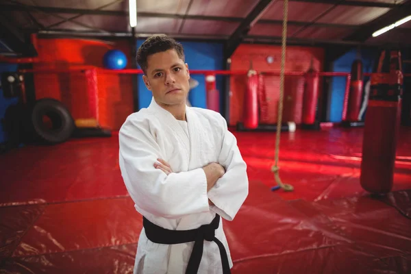 Karate, gracz w fitness studio — Zdjęcie stockowe